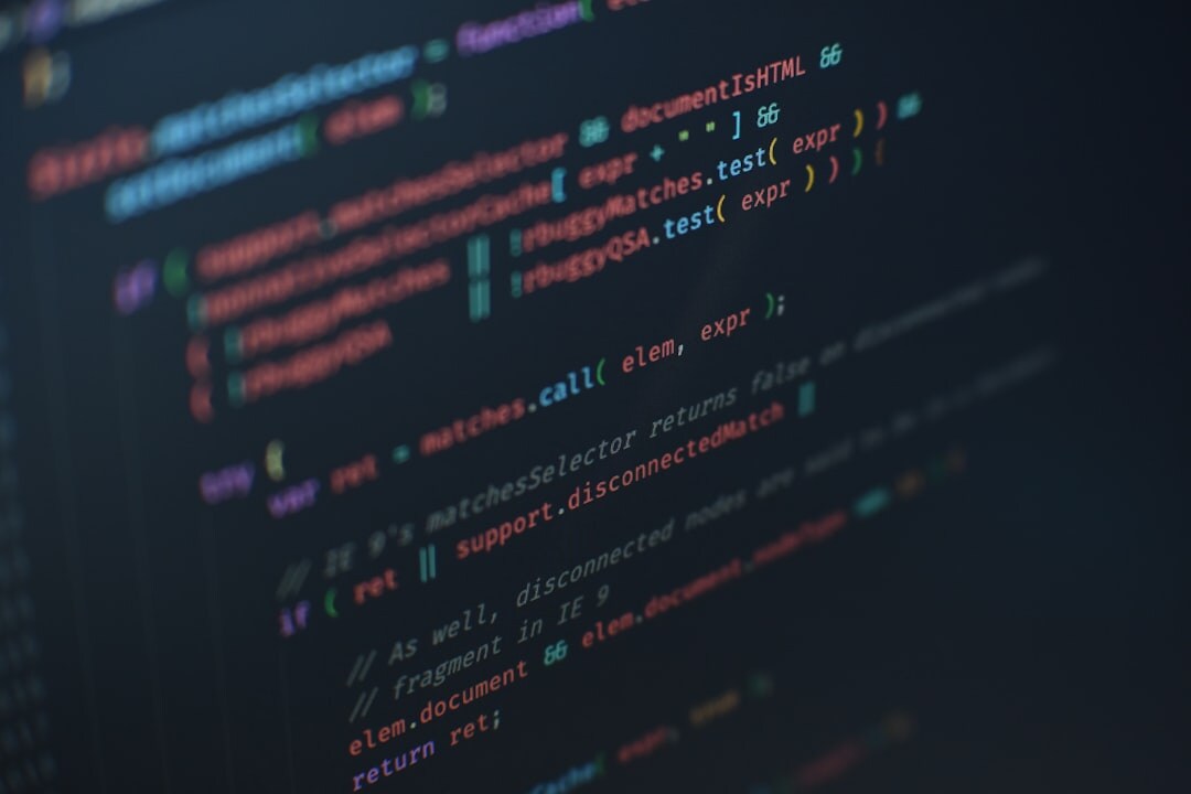 Cybersecurity concept met digitaal slot en code op donker scherm