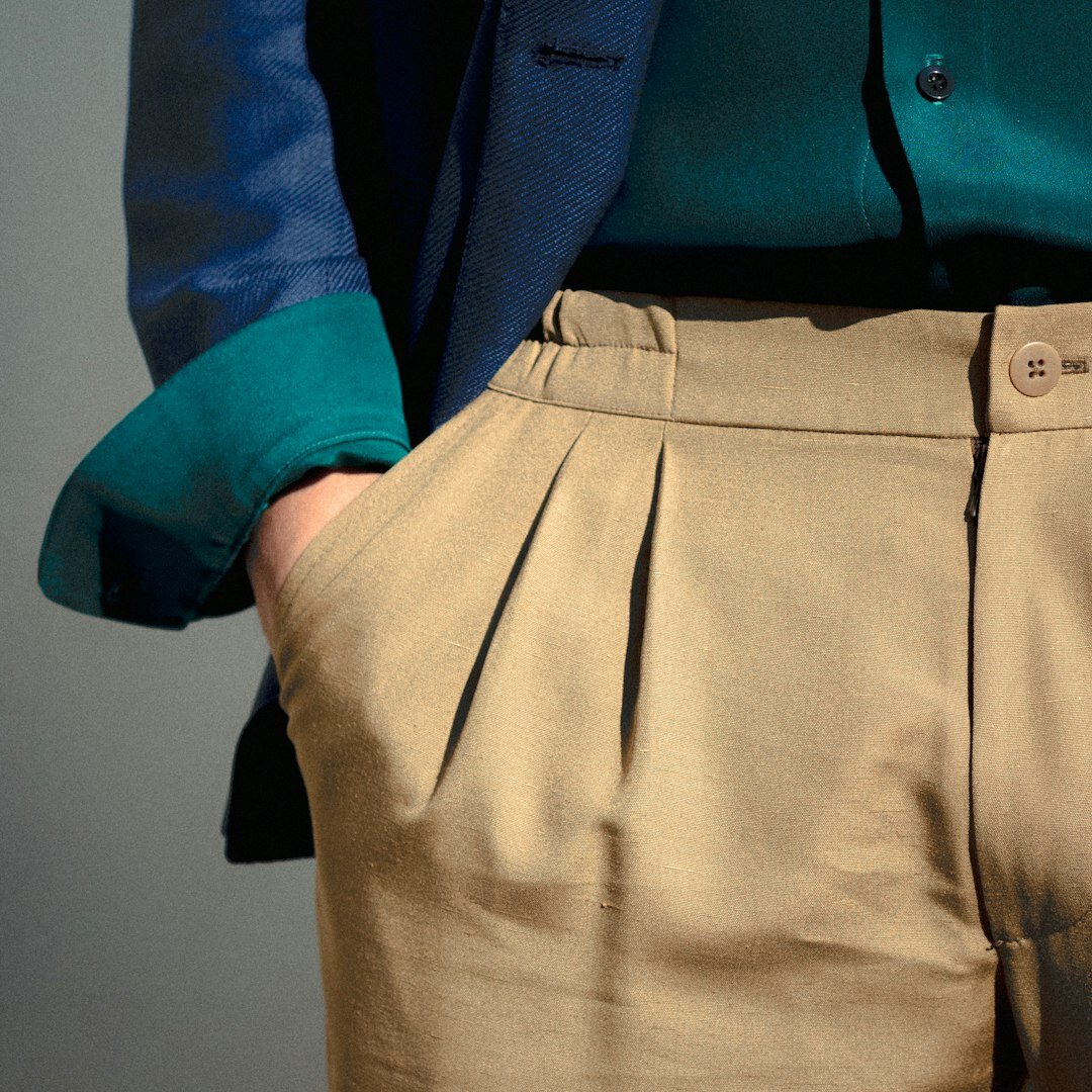Belgische technologie-executive met bril en baard in zakelijke kleding