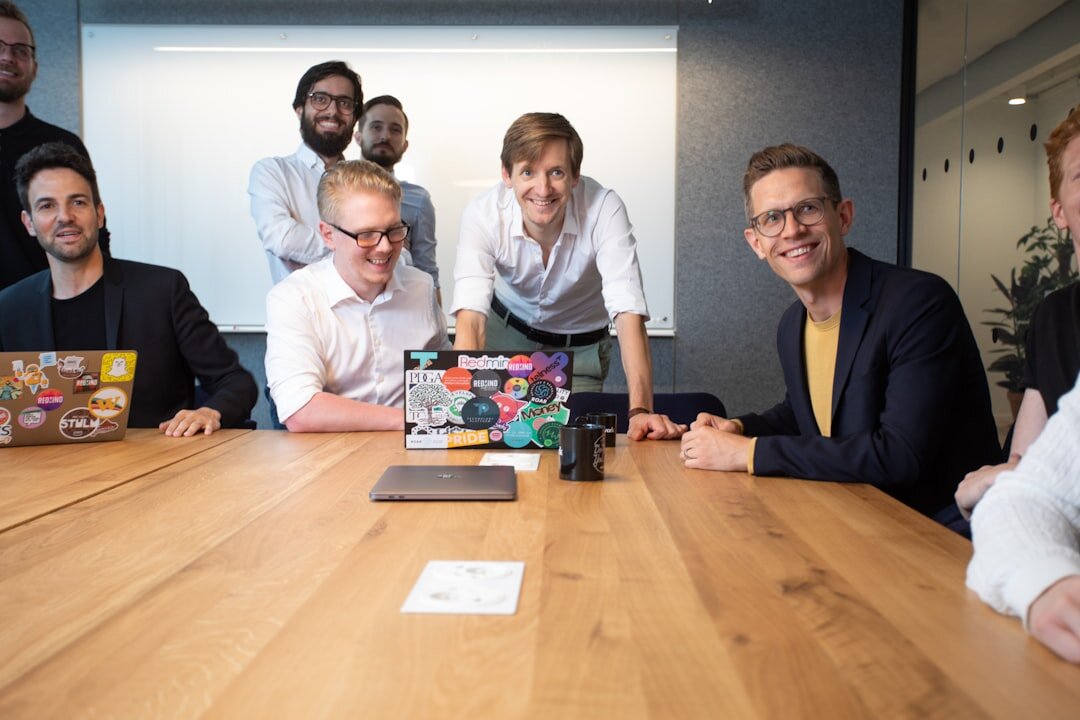 Moderne startup kantoorruimte met innovatieve Belgische professionals die samenwerken