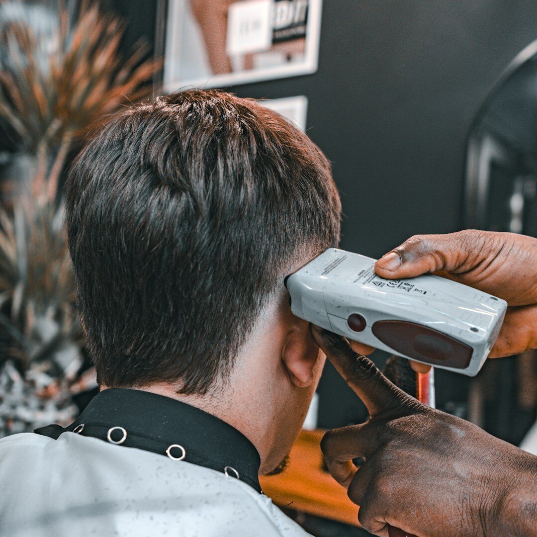 Professionele Belgische mannelijke technologie-expert met zakelijk tenue
